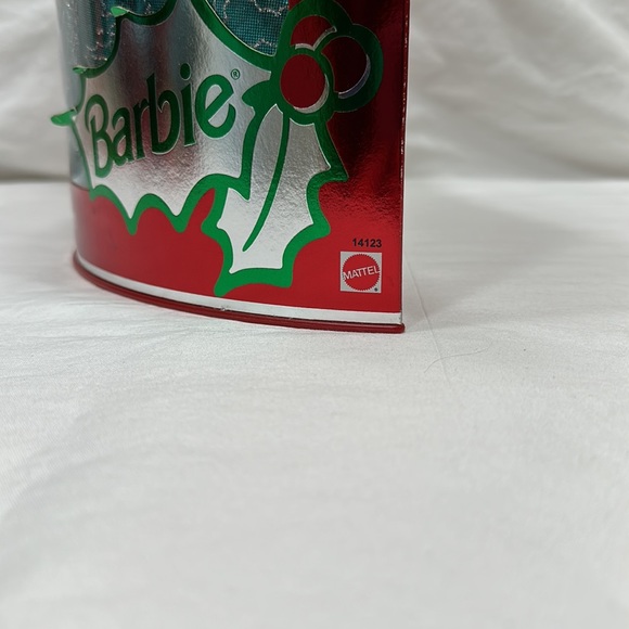 Happy Holidays Barbie - Picture 4 of 8